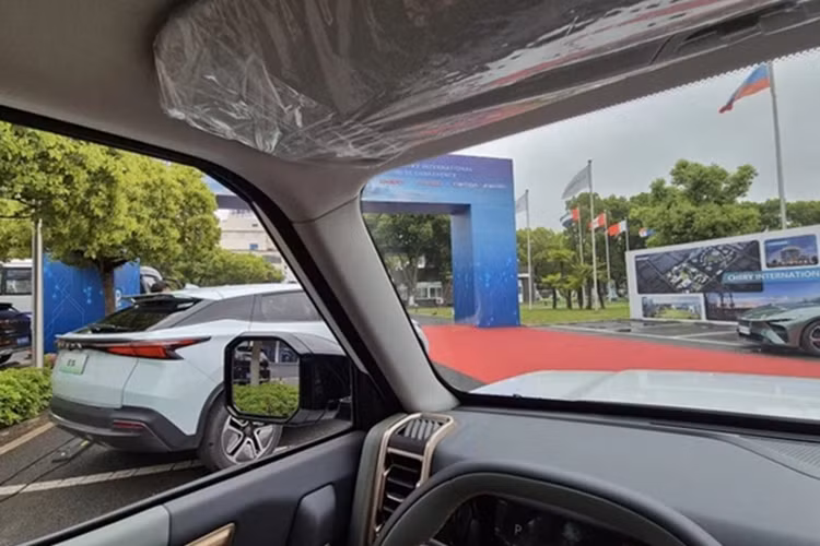 Cụm điều khiển trung tâm của mẫu ô tô điện này khá đơn giản với 2 sạc điện thoại không dây 50W và 2 giá để ly. Ngoài ra, xe còn có hệ thống ra lệnh bằng giọng nói 4 vùng, có thể dùng để điều khiển phần lớn các tính năng.