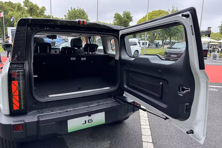 Giá xe Jaecoo J6 2024 vẫn còn là ẩn số. Tại thị trường Trung Quốc, Chery iCar 03 hiện có 6 phiên bản và giá bán dao động từ 109.800 - 169.800 Nhân dân tệ (khoảng 384 - 594 triệu đồng). Trước Jaecoo J6, hãng Chery sẽ bán 4 mẫu xe ở thị trường Việt Nam trong năm nay dưới 2 thương hiệu con Omoda và Jaecoo.