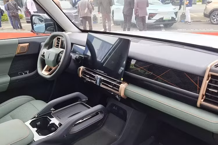 Với hộp chứa đồ này, Jaecoo J6 được trang bị cửa cốp mở sang ngang thay vì mở lên trên. Ngoài ra, Jaecoo J6 còn có nhiều chi tiết ngoại thất sơn màu đen nhằm tạo cảm giác khỏe khoắn như cản trước, ốp cua ốp, nẹp sườn xe, các cột, nóc, baga nóc, ốp gương chiếu hậu và cản sau.