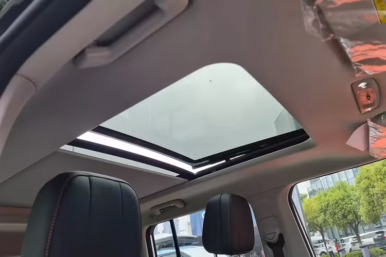 Tương tự ngoại thất, nội thất của Jaecoo J6 cũng khá trẻ trung. Nội thất chứng kiến sự kết hợp giữa những màu sắc tương phản như xanh lục - đen hoặc trắng - đen. Bên cạnh đó là những điểm nhấn màu vàng ánh kim trên vô lăng, cửa gió điều hòa, cụm điều khiển trung tâm và tapi cửa.