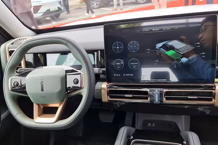 Ngay cả vỏ đèn pha và đèn hậu của xe cũng được sơn màu tối. Vành la-zăng của xe có đường kính 18 inch hoặc 19 inch, tùy phiên bản. Theo công bố của hãng Chery, Jaecoo J6 có kích thước dài x rộng x cao lần lượt là 4.406 x 1.910 x 1.715 mm và chiều dài cơ sở 2.715 mm. Như vậy, mẫu xe này sẽ được định vị trong phân khúc SUV cỡ B+.