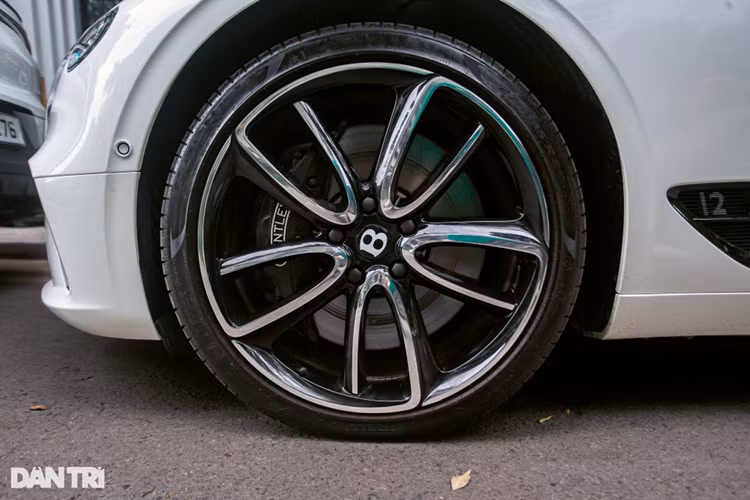 Điều này không khó hiểu, bởi đây là dòng xe GT siêu sang ít được chuộng ở nước ta. Ước tính tới nay có dưới 10 chiếc Continental GT W12 thế hệ thứ ba (2019-2024) được đại gia Việt mua. Sau 5 năm sử dụng, ngoại thất xe còn mới. Nước sơn màu trắng nguyên bản chưa xuất hiện các vết xước dăm, còn giữ độ bóng và sắc ánh kim như thời điểm "đập hộp" (Ảnh: Tiến Dũng).