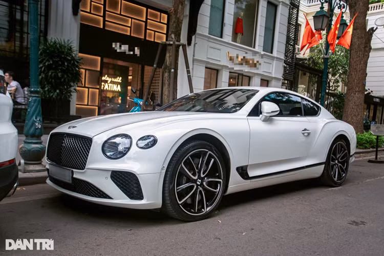 Một chiếc Bentley Continental GT siêu sang mới đây xuất hiện trên đường phố Hà Nội đã gây chú ý bởi đây là một trong số ít thuộc phiên bản W12 tại Việt Nam. Xe đời 2018, có giá lăn bánh lúc mới ước tính khoảng 25 tỷ đồng (Ảnh: Tiến Dũng).