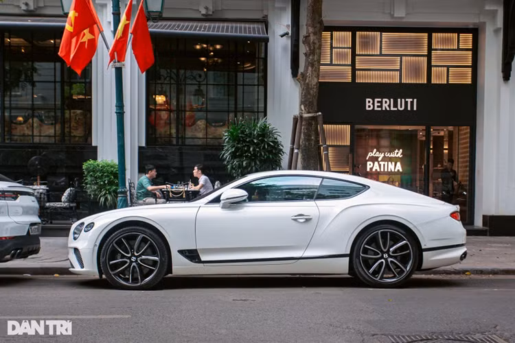Chiếc coupe Bentley Continental siêu sang này từng được rao bán trên thị trường xe cũ với mức giá khoảng 14 tỷ đồng, khi đó xe lăn bánh được gần 12.000km. Như vậy, chủ nhân đầu tiên đã "lỗ" không dưới 10 tỷ đồng sau khoảng 5 năm sử dụng (Ảnh: Tiến Dũng).