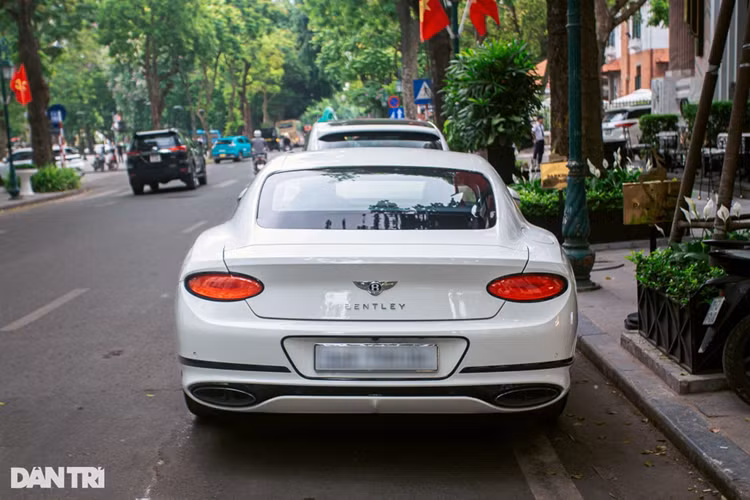 Đương nhiên, những ông chủ chịu chi cũng sẵn sàng cho mức tiêu hao nhiên liệu rất cao, bởi thông số hãng công bố đã ở mức 11,8 lít/100km với đường hỗn hợp và 19,6 lít/100km với đường nội đô (Ảnh: Tiến Dũng).