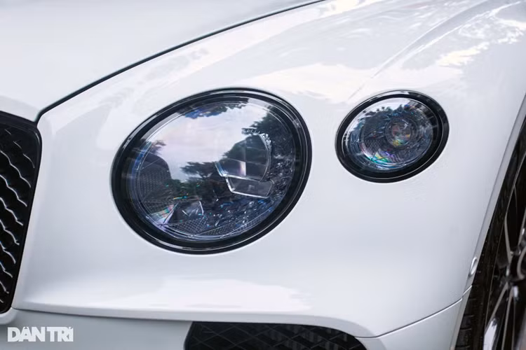 Được trang bị gói Continental Blackline Specification, nhiều chi tiết trên thân xe mang màu đen bóng thay cho màu sáng bóng của crôm, bao gồm đường viền đèn chiếu sáng/đèn hậu, ốp viền quanh xe, ốp cản sau, viền cửa sổ và lưới tản nhiệt.