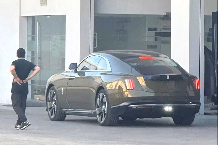 Đầu xe gây ấn tượng với lưới tản nhiệt được thiết kế dạng thác nước với những nan nằm dọc đặc trưng của thương hiệu Rolls-Royce. Trong đêm tối, lưới tản nhiệt được chiếu sáng nhẹ nhàng, nhờ 22 đèn LED được phun mài mòn (sandblasted) ở các cánh tản nhiệt ở phía sau.