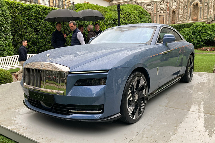 Rolls-Royce Spectre còn được hỗ trợ công nghệ sạc nhanh hồi pin từ 10-80% trong 34 phút khi sử dụng bộ sạc DC 195 kW. Nếu thời gian gấp gáp, người dùng có thể bỏ chỉ 9 phút để hồi đủ năng lượng cho xe vận hành quãng đường 100 km.