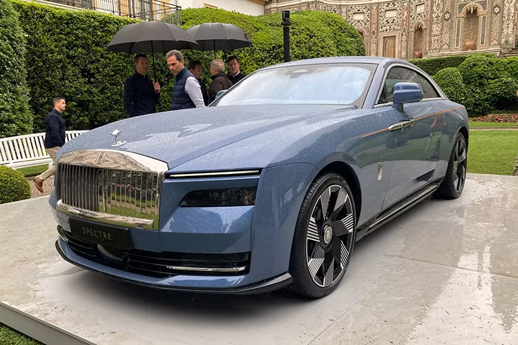 Rolls-Royce Spectre còn được hỗ trợ công nghệ sạc nhanh hồi pin từ 10-80% trong 34 phút khi sử dụng bộ sạc DC 195 kW. Nếu thời gian gấp gáp, người dùng có thể bỏ chỉ 9 phút để hồi đủ năng lượng cho xe vận hành quãng đường 100 km.