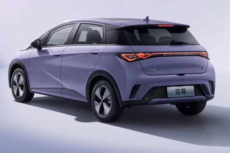 Thời lượng pin, tùy theo phiên bản, BYD Dolphin Honor Edition sẽ được trang bị pin có dung lượng lần lượt là 32,256kWh và 44,928kWh, phạm vi di chuyển CLTC là 302 km, 401 km và 420 km. Ngoài ra, xe mới còn được nâng cấp hệ thống treo độc lập 4 liên kết.