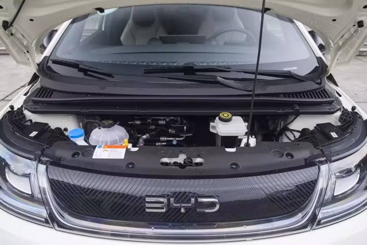 Bảng điều khiển trung tâm của BYD Dolphin 2024 vẫn thiết kế đối xứng, bảng đồng hồ sử dụng hình thức full LCD 5 inch trông rất đơn giản, vô lăng ba chấu đa chức năng kiểu mới và cụm điều khiển trung tâm treo 12,8 inch trông rất thông minh.