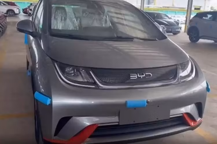 BYD Dolphin về Việt Nam đang nhận được sự quan tâm rất lớn, vì hiện đây là sản phẩm rẻ nhất của hãng xe BYD. Dù vậy, với mức giá dự kiến từ 700 triệu đồng ở nước ta, cộng đồng mạng đang rất lo ngại cho tương lai của BYD Dolphin vì gặp rất nhiều đối thủ khó chịu.