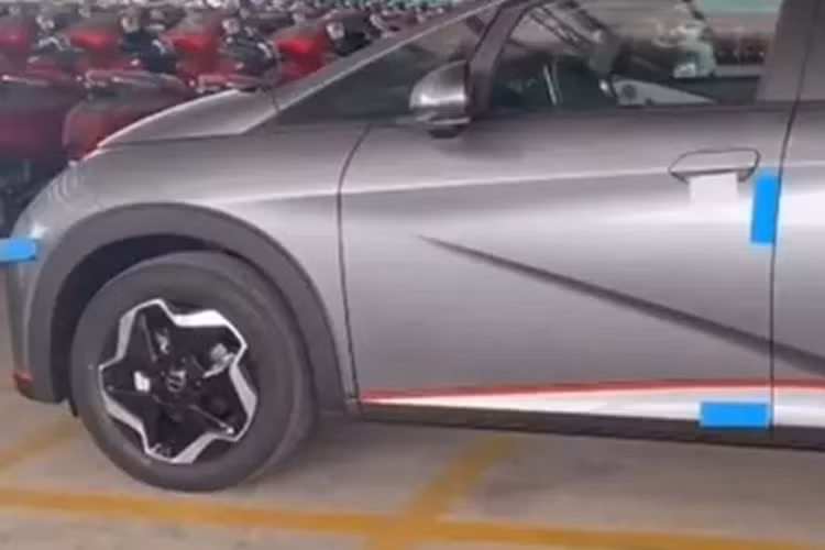 Tại thị trường quê nhà, BYD Dolphin vừa mới có bản 2024 mang tên gọi Honor Edition với những thay đổi rất tích cực, quan trọng là giá bán sảm phẩm đã giảm, tăng sức cạnh tranh lên nhiều mẫu xe khác.