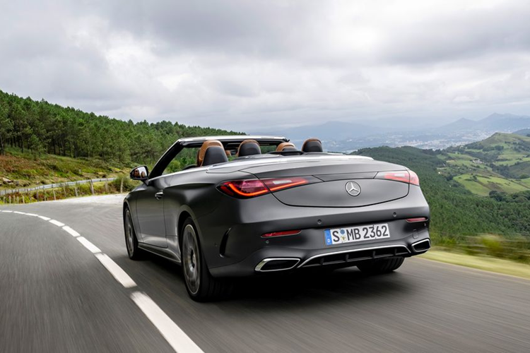 Chưa có mức giá xe Mercedes-Benz CLE Cabriolet 2024, nhưng dựa theo mức giá của CLE bản Coupe công bố từ 57.650 USD cho CLE300 tiêu chuẩn và bản cao cấp CLE450 từ 69.400 USD, có thể CLE cabriolet sẽ đắt hơn vài nghìn USD.