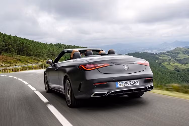 Chưa có mức giá xe Mercedes-Benz CLE Cabriolet 2024, nhưng dựa theo mức giá của CLE bản Coupe công bố từ 57.650 USD cho CLE300 tiêu chuẩn và bản cao cấp CLE450 từ 69.400 USD, có thể CLE cabriolet sẽ đắt hơn vài nghìn USD.