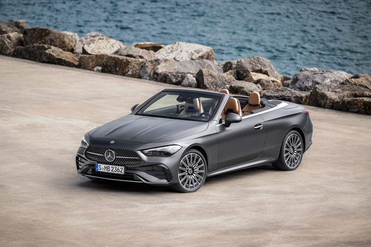  Mercedes-Benz CLE Cabriolet 2024 mới mang đường nét tương đồng chiếc coupe CLE-class mới, điểm khác biệt của phiên bản này đến từ Cabriolet (mui trần) đã tạo nên sự sang trọng, tinh tế và phong cách riêng. Bên cạnh đó, CLE-Class cũng là dòng xe thay thế cho những chiếc Coupe của C-Class và E-Class đã ngừng sản xuất.