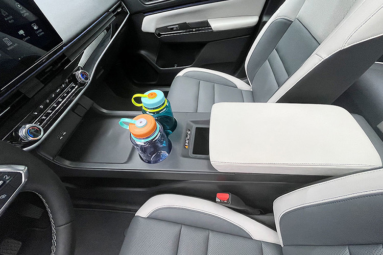 So sánh với đối thủ Chevy Blazer EV, Prologue có giá thấp hơn đáng kể, với mức khởi điểm 48.795 USD so với 56.715 USD của Blazer EV.