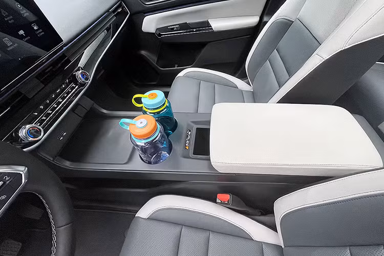 So sánh với đối thủ Chevy Blazer EV, Prologue có giá thấp hơn đáng kể, với mức khởi điểm 48.795 USD so với 56.715 USD của Blazer EV.