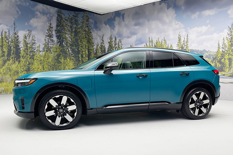 Hệ thống truyền động 4 bánh, có sẵn trên cả phiên bản EX và Touring, tăng công suất lên 288 mã lực và mô-men xoắn cực đại 451 Nm, nhưng giảm phạm vi di chuyển xuống 452 km.