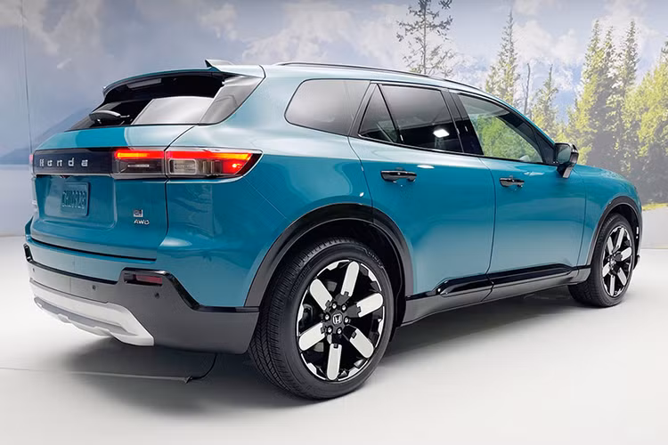 Honda Prologue 2024 bản EX được trang bị nhiều tiện nghi như bánh xe 19 inch, tích hợp Google, Apple CarPlay, Android Auto không dây, và các tính năng tiện ích khác.