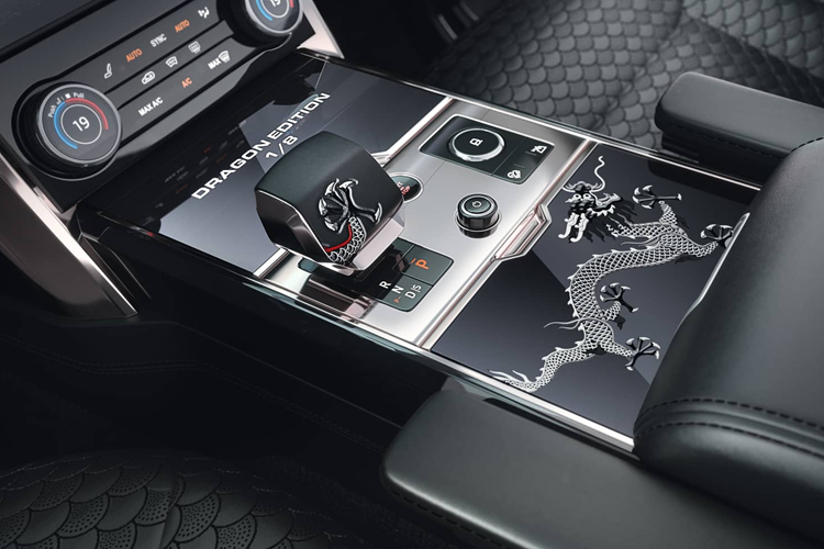 Tuy không quá nhiều, những chi tiết này đủ giúp phân biệt bản đặc biệt với những xe Range Rover L460 thông thường. Bên trong nội thất mới là nơi thể hiện hết những tinh túy của gói độ Dragon Edition. Overfinch cung cấp 2 tùy chọn da bọc với màu đen Ebony hoặc màu đỏ Fortune Red, cả 2 đều sở hữu lỗ thông hơi thiết kế giống với vảy rồng.