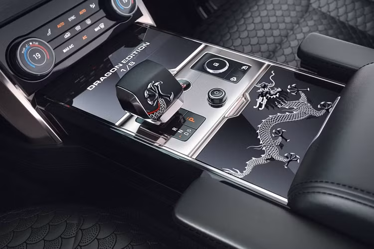 Tuy không quá nhiều, những chi tiết này đủ giúp phân biệt bản đặc biệt với những xe Range Rover L460 thông thường. Bên trong nội thất mới là nơi thể hiện hết những tinh túy của gói độ Dragon Edition. Overfinch cung cấp 2 tùy chọn da bọc với màu đen Ebony hoặc màu đỏ Fortune Red, cả 2 đều sở hữu lỗ thông hơi thiết kế giống với vảy rồng.