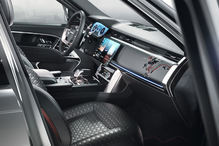 Những đặc điểm ngoại thất nổi bật trên mẫu xe SUV hạng sang Range Rover Dragon Edition gồm bộ mâm Vortex 24 inch với huy hiệu rồng gắn ở trung tâm có khả năng tự động cân bằng, bộ phận làm từ sợi carbon ở cả phía trước và phía sau, cùng với đó là những chi tiết hay huy hiệu được thiết kế tinh xảo.