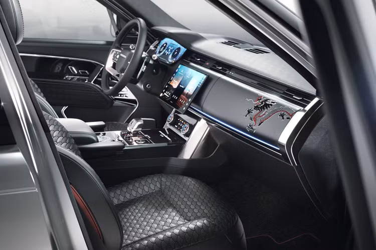 Những đặc điểm ngoại thất nổi bật trên mẫu xe SUV hạng sang Range Rover Dragon Edition gồm bộ mâm Vortex 24 inch với huy hiệu rồng gắn ở trung tâm có khả năng tự động cân bằng, bộ phận làm từ sợi carbon ở cả phía trước và phía sau, cùng với đó là những chi tiết hay huy hiệu được thiết kế tinh xảo.