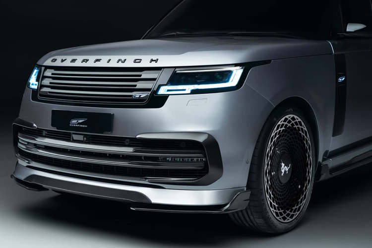 Bên cạnh đó, Overfinch chỉ nhận nâng cấp thêm cho những xe thuộc các phiên bản cấu hình cao nhất trong danh mục sản phẩm chính hãng, bao gồm Autobiography và SV.