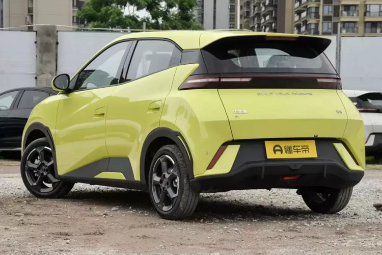 Thời gian tăng tốc từ 0 - 50 km/h là 4,9 giây trên toàn bộ dòng xe. Với chế độ sạc nhanh DC, mất 30 phút ở nhiệt độ phòng để sạc đầy pin từ 30% đến 80%.