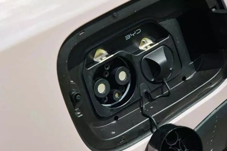 Các cấu hình tiêu chuẩn khác bao gồm cập nhật OTA, bốn loa, Bluetooth, tương tác bằng giọng nói, WiFi trên xe, mạng 4G và mở cửa không cần chìa khóa.