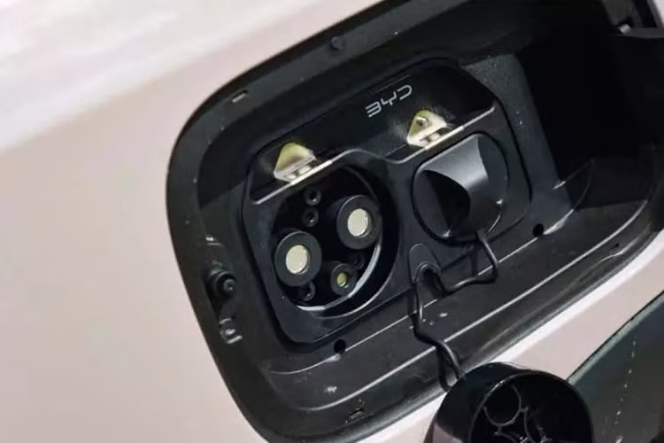 Các cấu hình tiêu chuẩn khác bao gồm cập nhật OTA, bốn loa, Bluetooth, tương tác bằng giọng nói, WiFi trên xe, mạng 4G và mở cửa không cần chìa khóa.