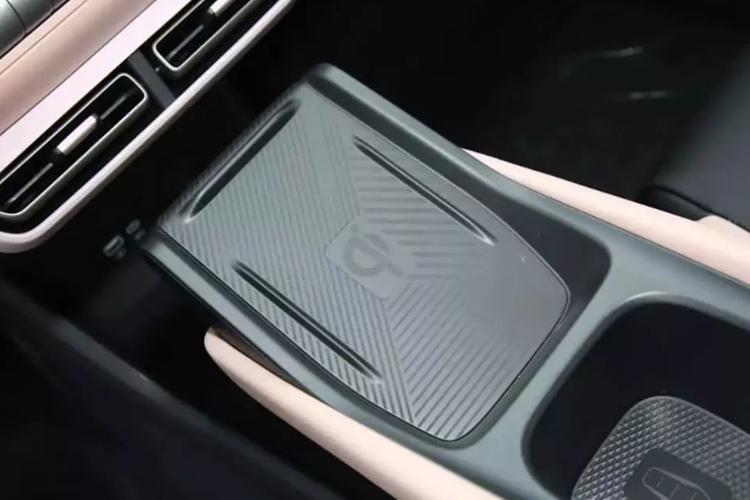 Phiên bản Freedom Edition và Flying Edition được trang bị bảng sạc không dây cho điện thoại di động và hỗ trợ sưởi ghế trước cũng như điều chỉnh điện sáu hướng cho ghế lái.