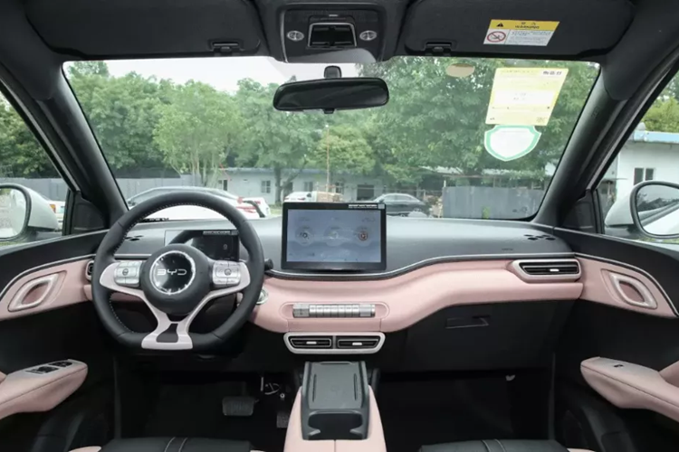 Về ngoại thất, đáng chú ý nhất là ở phía sau, logo “BUILD YOUR DREAMS” đã đổi thành “BYD”. Thiết kế phía trước vẫn không thay đổi. Phiên bản Vitality sử dụng vành xe 15 inch (bên trái) trong khi hai phiên bản còn lại sử dụng vành xe hợp kim nhôm 16 inch mới (bên phải).