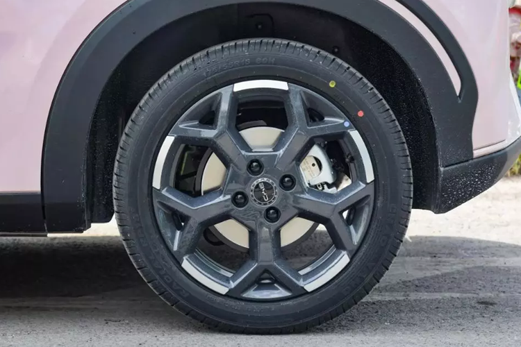 BYD Seagull 2025 sử dụng nền tảng BYD e-Platform 3.0 với chiều dài, chiều rộng và chiều cao lần lượt sẽ là 3.780 mm x 1.715 mm x 1.540 mm, chiều dài cơ sở là 2.500 mm, tương tự như phiên bản trước.