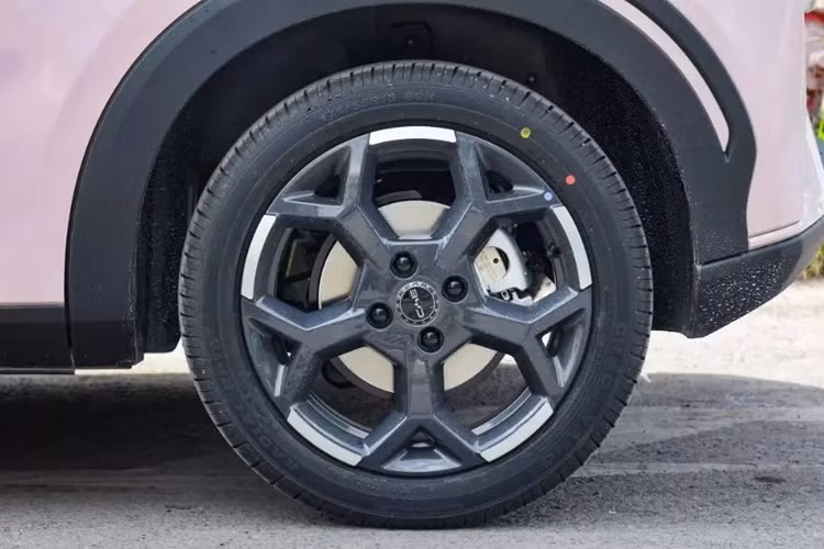 BYD Seagull 2025 sử dụng nền tảng BYD e-Platform 3.0 với chiều dài, chiều rộng và chiều cao lần lượt sẽ là 3.780 mm x 1.715 mm x 1.540 mm, chiều dài cơ sở là 2.500 mm, tương tự như phiên bản trước.