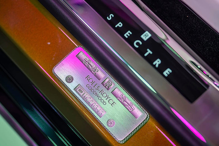 Rolls-Royce Spectre năng động hơn các mẫu xe đang bán trên thị trường của hãng khi nhìn từ bên hông, điều này thể hiện rõ qua nẹp sườn thể thao, và bộ la-zăng kích thước 23 inch thiết kế rất táo bạo, không theo khuôn mẫu như đa số các dòng xe khác.