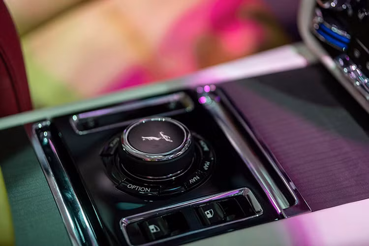 Rolls-Royce Spectre được trang bị cửa trang trí bằng gỗ Canadel. Các tấm gỗ veneer tinh tế, được làm từ một tấm gỗ duy nhất, được đặt chính xác ở góc 55 độ, tạo thêm nét năng động cho cabin.