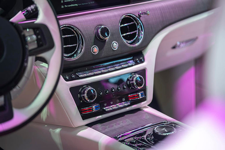 Rolls-Royce Spectre là mẫu coupe 4 chỗ hai cửa, xe có chiều dài, chiều rộng và chiều cao của thân xe lần lượt là 5.453/2.080/1.559 mm, chiều dài cơ sở 3.210 mm, bán kính quay vòng 12,7m và trọng lượng không tải 2.975 kg.