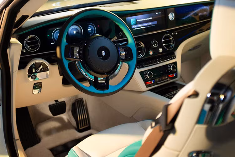 Đuôi xe gây ấn tượng mạnh nhất chính là cụm đèn hậu LED ma trận, nhìn vào đã biết ngay là Rolls-Royce Spectre chạy điện. Thuộc bản coupe, nên Rolls-Royce Spectre 2024 sở hữu cửa mở ngược. 