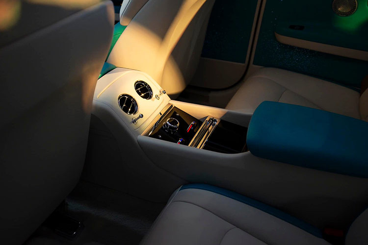 Việc lắp đặt pin được thiết kế cẩn thận mang lại cho Rolls-Royce Spectre một sàn xe phẳng, không chỉ có vị trí ngồi thấp hơn mà còn cung cấp cho pin chức năng bổ sung, nghĩa là làm vật liệu giảm tiếng ồn có trọng lượng gần 700 kg, nó tạo ra trải nghiệm yên tĩnh mang tính biểu tượng của Rolls-Royce.