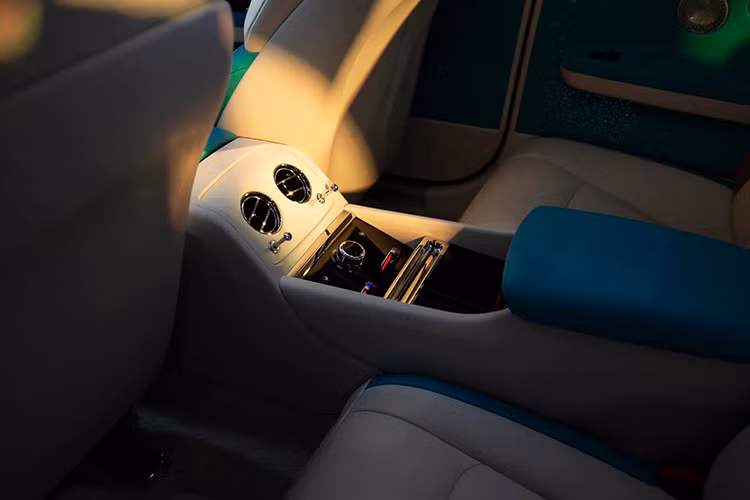 Việc lắp đặt pin được thiết kế cẩn thận mang lại cho Rolls-Royce Spectre một sàn xe phẳng, không chỉ có vị trí ngồi thấp hơn mà còn cung cấp cho pin chức năng bổ sung, nghĩa là làm vật liệu giảm tiếng ồn có trọng lượng gần 700 kg, nó tạo ra trải nghiệm yên tĩnh mang tính biểu tượng của Rolls-Royce.