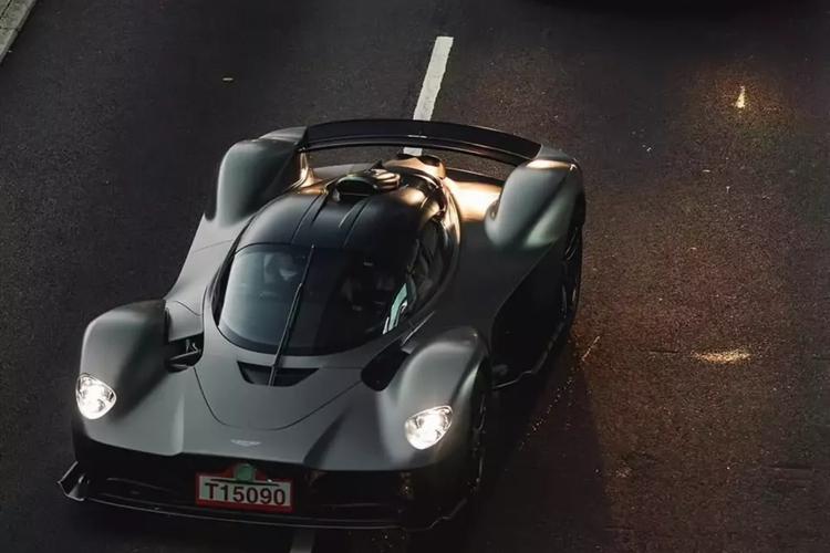 Trong các bức ảnh chụp lại 1 dàn siêu xe hơn 10 chiếc mới dạo phố ở Đài Loan gần đây, chiếc siêu xe 3 chỗ ngồi McLaren F1 này cũng xuất hiện, và nó là 1 trong 106 xe được sản xuất giới hạn trên toàn thế giới, thú vị hơn, di chuyển trước chiếc F1 này là Aston Martin Valkyrie giới hạn 150 xe trên toàn cầu. Giá trị của 2 chiếc xe này khá lớn.