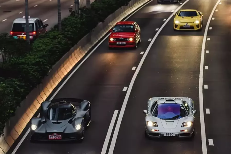 Giới nhà giàu Đài Loan (Trung Quốc), ước tính sở hữu hàng nghìn siêu xe, trong số đó, có rất nhiều mẫu xe hypercar, megacar hoặc là sản phẩm thửa riêng. Nếu như bạn từng sốc với 1 chiếc siêu xe McLaren F1 giá hơn 20 triệu đô la, thì ở Đài Loan sở hữu vài chiếc, trong đó có 1 xe mang màu bạc rất hay được chủ nhân lái xuống đường.