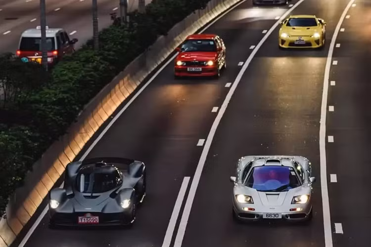 Giới nhà giàu Đài Loan (Trung Quốc), ước tính sở hữu hàng nghìn siêu xe, trong số đó, có rất nhiều mẫu xe hypercar, megacar hoặc là sản phẩm thửa riêng. Nếu như bạn từng sốc với 1 chiếc siêu xe McLaren F1 giá hơn 20 triệu đô la, thì ở Đài Loan sở hữu vài chiếc, trong đó có 1 xe mang màu bạc rất hay được chủ nhân lái xuống đường.