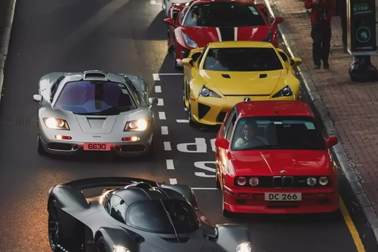 Được thiết kế bởi Gordon Murray, F1 sử dụng động cơ hút khí tự nhiên V12 dung tích 6.1 lít đặt giữa, sản sinh công suất 618 mã lực và 650 Nm mô-men xoắn cực đại. Công suất được truyền tới bánh sau thông qua hộp số sàn 6 cấp.