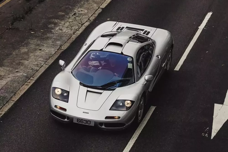 Nhờ sử dụng nhiều các vật liệu kỳ lạ như sợi carbon, kevlar, titan và thậm chí là vàng, siêu xe hypercar McLaren F1 chỉ nặng khoảng 1.240 kg kết hợp với thân xe được thiết kế tối ưu khí động học để cho phép tạo ra những con số hiệu suất phi thường.