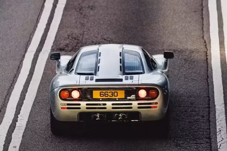 Với tốc độ tối đa được xác nhận là 386,4 km/h, nó vẫn là mẫu xe sản xuất dùng động cơ hút khí tự nhiên nhanh nhất cho đến nay. Aston Martin Valkyrie có giá khởi điểm khoảng 3 triệu đô la, động cơ của Valkyrie là một trong những động cơ hút khí tự nhiên tốt nhất được sản xuất trong ký ức gần đây.