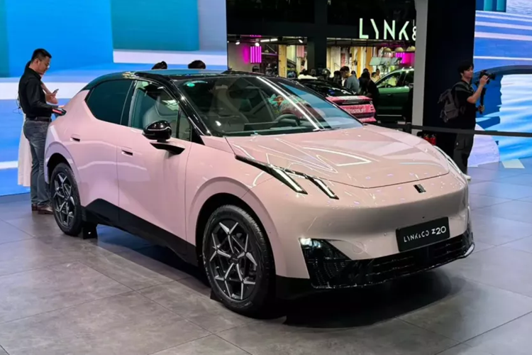 Chiếc crossover chạy điện nhanh Lynk &amp; Co Z02 2025 mới, nhắm đến thị trường châu Âu, đã bắt đầu được bán trước tại Trung Quốc. Nó sẽ gia nhập thị trường trong nước dưới tên gọi Z20 với mức giá khởi điểm là 146.000 nhân dân tệ (20.200 đô la), từ 479 triệu đồng.