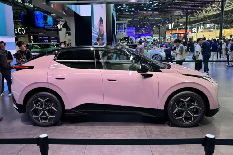 Tuy nhiên, Lynk &amp; Co đã bắt đầu bán trước một đối thủ cạnh tranh trực tiếp khác của mẫu xe Zeekr. Đó là mẫu xe crossover fastback hấp dẫn Lynk &amp; Co Z02 chạy điện nhắm vào thị trường nước ngoài. Tại Trung Quốc, tên gọi của Lynk &amp; Co Z02 là Z20. Tuy nhiên, mẫu xe này sẽ được bán trên thị trường toàn cầu với tên gọi Z02.